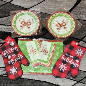 CHRISTMAS THEMED DISPOSABLE TABLEWEAR & PLAID POT HOLDERS BUNDLE PRICE FIRM